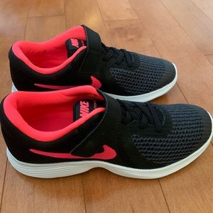 Nike Revolution Big Kids Size 3Y Sneaker